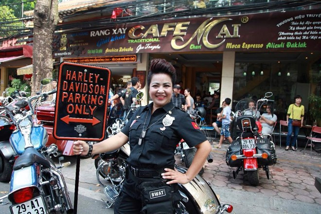 Nữ biker Phạm Ngọc Phượng, bà chủ cafe Mai nổi tiếng trong giới chơi mô tô ở Việt Nam khi sở hữu nhiều mẫu xe khủng cũng như góp mặt ở các sự kiện mô tô. Ngày 27/10, chị gia nhập hội HOG Chapter Việt Nam và được phong Trưởng ban HOG nữ với cấp hàm Đại Tá.