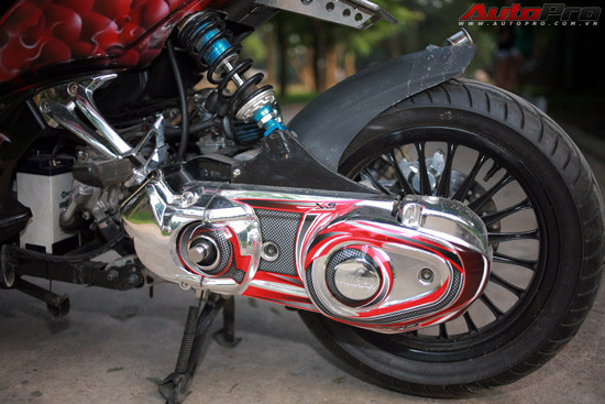 Để tăng thêm phần hầm hố, chủ nhân chiếc Yamaha Nouvo LX độ đã tăng thêm chiều dài cơ sở nhằm phô diễn khối động cơ bên trong xe.