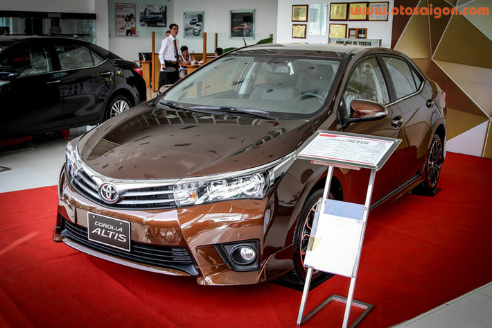 Hệ thống an toàn trên xe được trang bị thêm hệ thống kiểm soát lực kéo TRC, cân bằng điện tử VSC, camera lùi, cảm biến lùi 4 góc, bên cạnh hệ thống phanh ABS, EBD, BA, túi khí. Tại Việt Nam, Altis 2.0 CVT mới có giá bán 944 triệu đồng.
