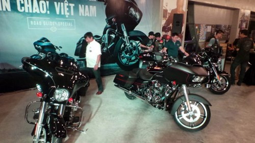 Thông tin 3 mẫu siêu mô tô của hãng Harley-Davidson vừa có mặt tại TP HCM thu hút sự quan tâm của nhiều tín đồ xe. Được biết, cả 3 chiếc này đều đã có chủ nhân và cái giá mà họ phải trả để sở hữu chúng rơi vào khoảng 1-1,4 tỷ đồng/chiếc.