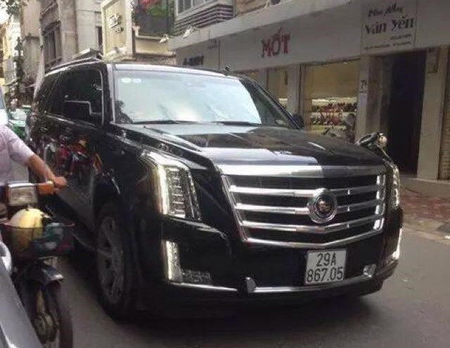 Thậm chí, chiếc xe này còn đeo biển kiểm soát Hà Nội "tung tăng" dạo phố.