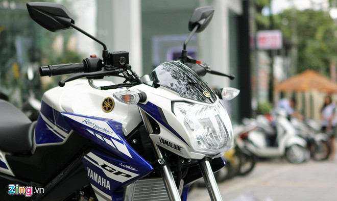Thiết kế cụm đèn pha khá to. Quanh ốp viền được dán tem thay vì để trống như ở phiên bản tiêu chuẩn.