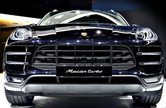 Porsche Macan trang bị hệ dẫn động 4 bánh toàn phần chủ động, bộ ly hợp đa đĩa điều khiển điện và hộp số tự động 7 cấp ly hợp kép. Trong đó, Macan R4 trang bị động cơ 2 lít tăng áp 4 xi-lanh thẳng hàng 237 mã lực. Macan S sử dụng động cơ 3 lít V6 tăng áp kép công suất 340 mã lực. Còn Macan Turbo trang bị động cơ 3,6 lít V6 công suất 400 mã lực.