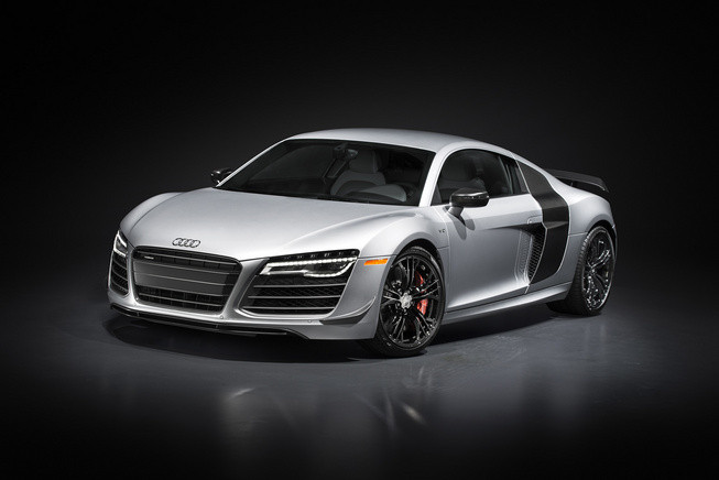 Điểm ấn tượng nhất của Audi R8 Competition chính là xe có thể tăng tốc từ 0-100km/h trong vòng 3,2 giây trước khi đạt vận tốc tối đa 320km/h.