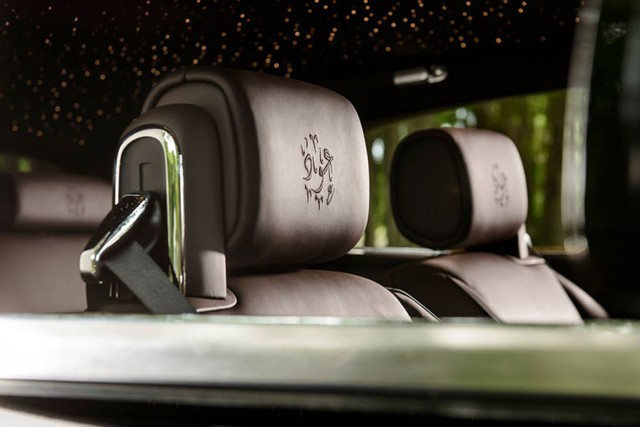 Sức mạnh động cơ cho phép Rolls-Royce Phantom tăng tốc từ 0-96 km/h trong 5,8 giây trước khi đạt vận tốc tối đa 241 km/h.