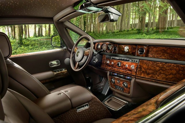 Từ trước đến nay, hãng Rolls-Royce chưa bao giờ làm khách hàng thất vọng trong việc phát triển những mẫu xe Phantom độc nhất vô nhị. Do đó, các khách hàng của Rolls-Royce liên tục đặt hàng những mẫu xe Phantom không giống ai cho riêng mình.