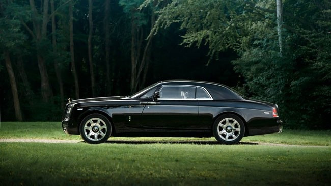 Là một trong những mẫu xe sang trọng và đắt tiền nhất thế giới nhưng Rolls-Royce Phantom vẫn sẵn sàng “dung nạp” thêm hàng loạt phụ kiện xa xỉ khác.