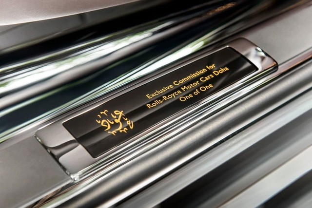 Bộ cánh ngoại thất của chiếc Rolls-Royce Phantom độc nhất vô nhị sẽ đến đất nước Trung Đông là sự kết hợp giữa hai màu đồng và đen Autumn Mystery. Bên cạnh đó là đường coachline màu vàng chạy dọc thân xe, “tông xuyệt tông” với biểu tượng thiếu phụ bay.