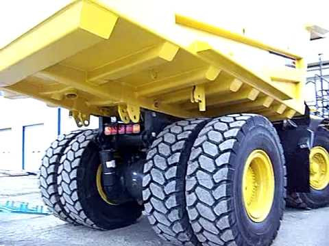 Năng lượng sinh ra được truyền tới các bánh xe qua hộp số 7 số tiến và 1 số lùi.