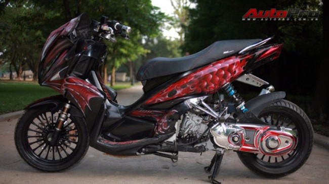 Dựa trên bộ khung của Yamaha Nouvo LX, một tay chơi xe tại Hà Nội đã biến chiếc xe trở thành một quái thú độ thực sự bằng việc thay đổi hình dáng bên ngoài và cải tiến sức mạnh bên trong.