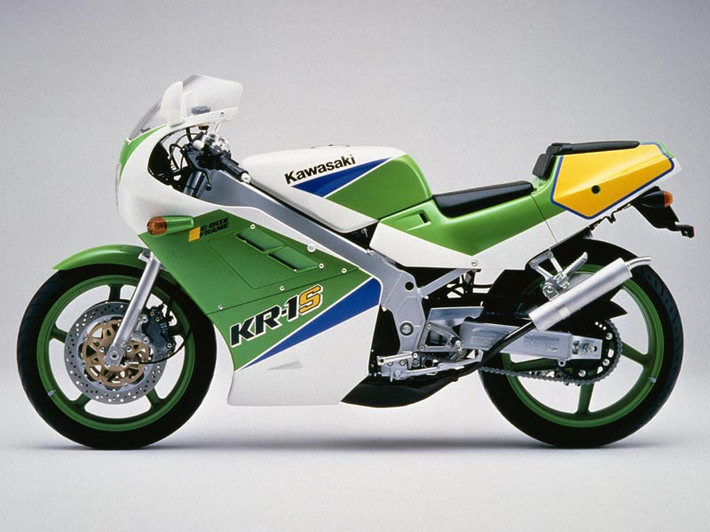 2. Kawasaki KR-1/KR-1S. Kawasaki KR-1/KR-1S ra đời năm 1988, sử dụng động cơ 2 thì 2 xi-lanh song song dung tích 249 phân khối, làm mát bằng chất lỏng. Công suất 54 mã lực, đạt vận tốc tối đa tới 225 km/h.