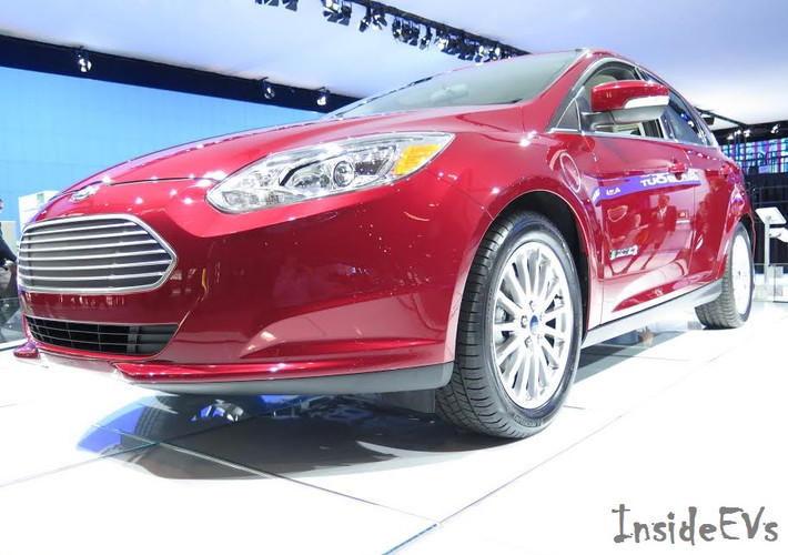 Focus Electric 2015 sẽ cạnh tranh mạnh mẽ với Nissan Leaf 2015 ở mức 29.860 USD (634 triệu đồng).