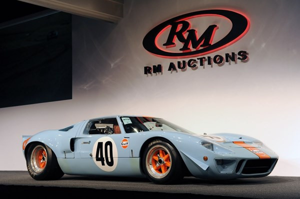 Ford GT40 phiên bản hiếm – 11 triệu USD: Đây chiếc Ford GT40 Gulf/Mirage Lightweight Racing 1968 từng gắn liền với tên tuổi nam tài tử Steve McQueen huyền thoại trong bộ phim Le Mans (1971). Theo đó, siêu xe này đã được bán với giá lên đến 11 triệu USD tại một phiên đấu giá tổ chức tại sự kiện Pebble Beach vào năm 2012.