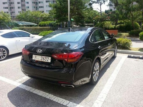Hyundai cho biết, mẫu xe mới nằm trong phân khúc với BMW3-series, vẫn được thiết kế theo ngôn ngữ Fluidic Sculpture V2.0 mà hãng đang sử dụng.