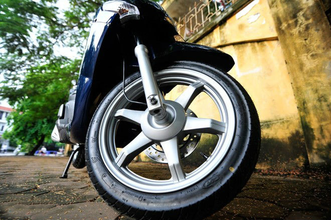 Xe được trang bị bộ vành thể thao 16 inch, phanh đĩa 240 mm cho bánh trước và phanh tang trống cho bánh sau.