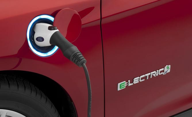 Ford cho biết, Focus Electric 2015 có thể đi được quãng đường 122km cho mỗi lần sạc. Pin có thể được sạc đầy trong 3,5 giờ với nguồn điện 240V.