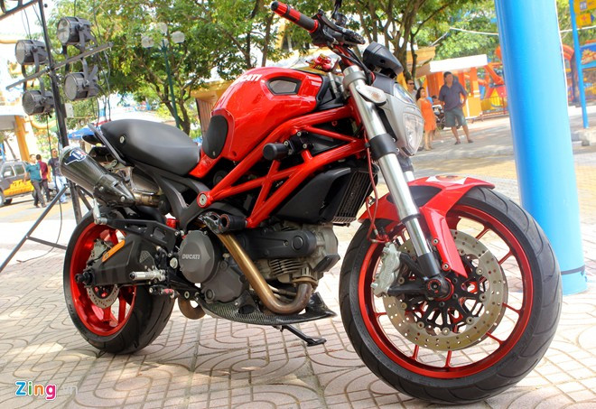 Một số mẫu mô tô phân khối lớn khác xuất hiện ở sự kiện như Ducati Monster 795.