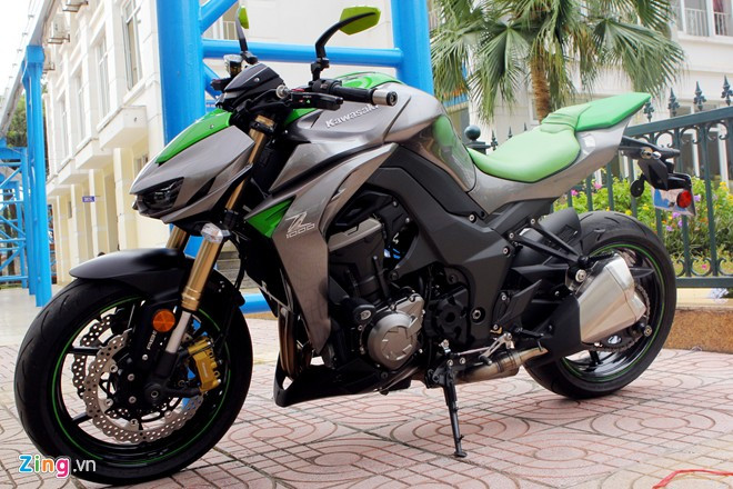 Kawasaki Z1000 với màu xanh lá đặc trưng.