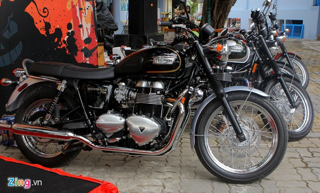 Loạt xe Triumph T100 các phiên bản như bản kỷ niệm 110 năm, bản đặc biệt hay phiên bản với màu sơn đen.