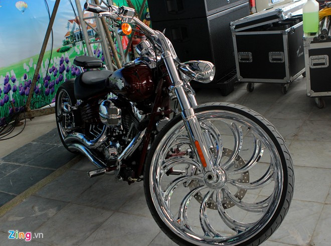 Chiếc Harley-Davidson Rocker C độ nổi bật với cặp vành cỡ lớn. Theo chủ xe, vành trước được xem to nhất trang bị cho một chiếc mô tô ở Việt Nam trong khi bánh sau với lốp to ngang.