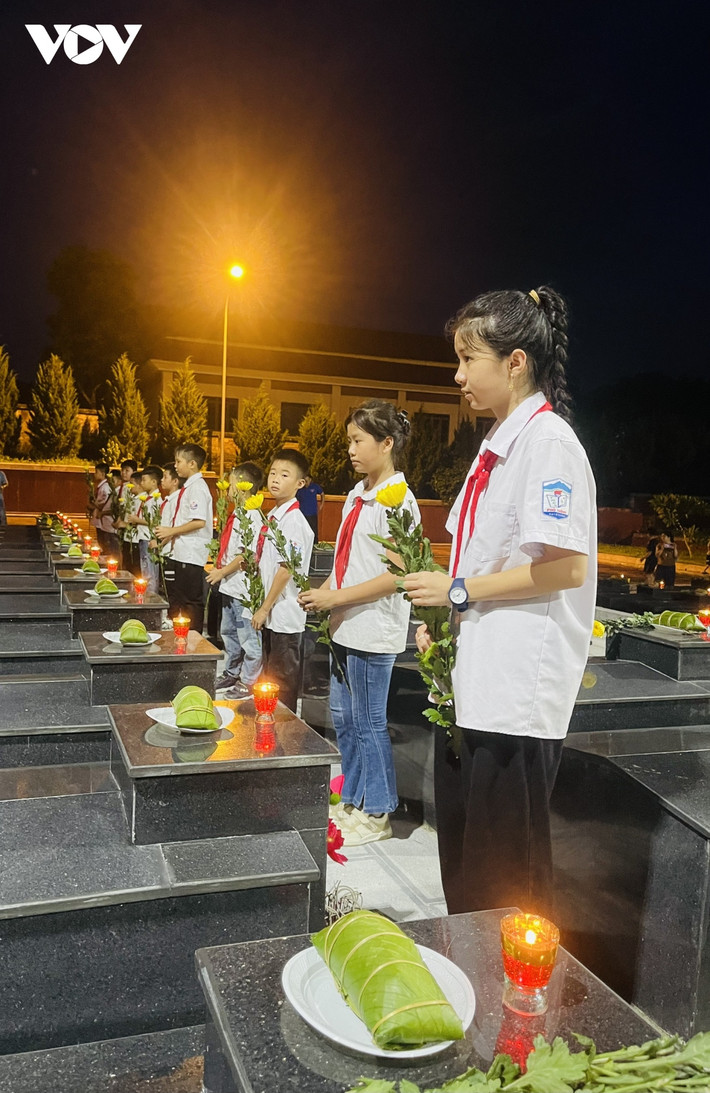 br/> Chị Hoàng Hải Hà, Phó Bí thư Tỉnh đoàn Bắc Kạn nói: "Thế hệ trẻ chúng tôi may mắn sinh ra trong thời bình nhưng qua những thước phim lịch sử chúng tôi biết ơn vô hạn với những hy sinh, mất mát mà các anh hùng liệt sĩ đã chiến đấu để bảo vệ đất nước. Chúng tôi nguyện sẽ tiếp tục phát huy truyền thống tốt đẹp, ra sức thi đua trong học tập, rèn luyện, lao động để phát huy tinh thần năng động, góp sức trẻ xây dựng quê hương, đất nước".