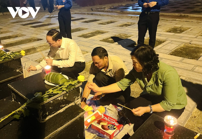 Bà Phương Thị Thanh, Phó Bí thư Thường trực Tỉnh ủy, Chủ tịch HĐND tỉnh Bắc Kạn và ông Nguyễn Đăng Bình, Chủ tịch UBND tỉnh Bắc Kạn (ngoài cùng bên trái) thắp hương lên mộ phần các liệt sĩ