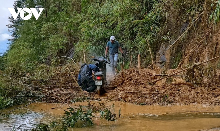 Theo báo cáo của xã Cao Phạ, huyện Mù Cang Chải, trận mưa đêm cũng làm ảnh hưởng đến 2 hộ dân do sạt lở và làm ngập 3 căn nhà khác, trong đó có 1 hộ bị cô lập đã được các lực lượng tiếp cận, di dời người và tài sản.