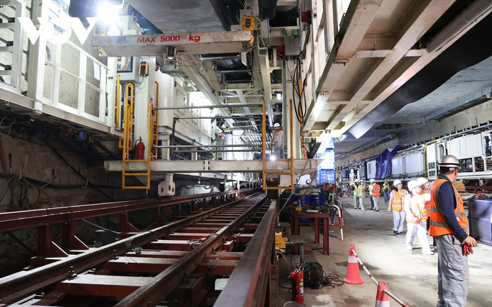 br/> Robot TBM gồm phần khiên đào và hệ thống phụ trợ phía sau, với tổng chiều dài hơn 100 m