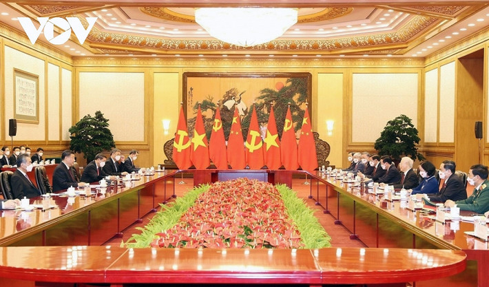 br/> Ngay sau lễ đón chính thức, Tổng Bí thư Nguyễn Phú Trọng đã hội đàm với Tổng Bí thư, Chủ tịch Trung Quốc Tập Cận Bình. Hai bên nhất trí tiếp tục duy trì trao đổi, tiếp xúc cấp cao thường xuyên giữa lãnh đạo hai Đảng, hai nước nhằm tăng cường hiểu biết lẫn nhau, kịp thời trao đổi, giải quyết các vấn đề nảy sinh trong quan hệ song phương, duy trì cục diện hữu nghị và đà phát triển lành mạnh, ổn định của quan hệ Việt - Trung.