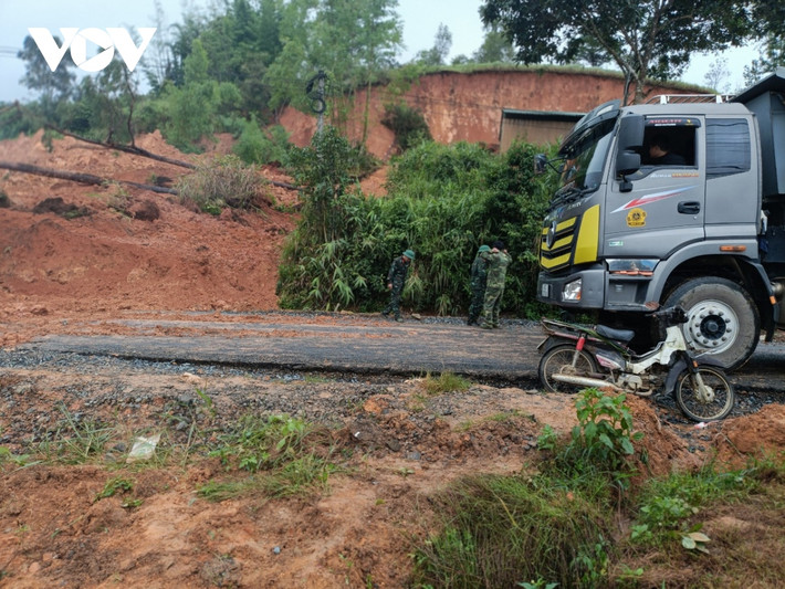 Riêng 2 người đàn ông bị mắc kẹt, chấn thương dẫn đến một người tử vong, người còn lại trong tình trạng nguy kịch được người dân đưa đi cấp cứu.