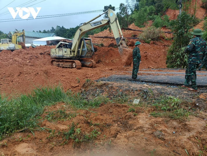 Thời điểm xảy ra sạt lở bên trong quán ăn có đông người nhưng kịp chạy thoát.