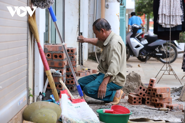 Các hộ gia đình đồng loạt triển khai nhiều giải pháp với mong muốn đảm bảo an toàn trước trận mưa lũ được dự báo rất lớn sắp tới