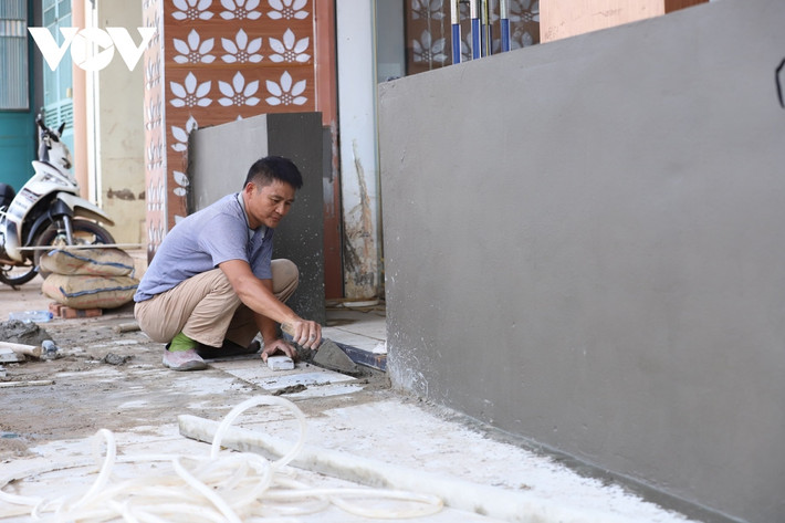 Xây tường gạch trước và sau để bảo vệ ngôi nhà khỏi nước lũ tràn vào