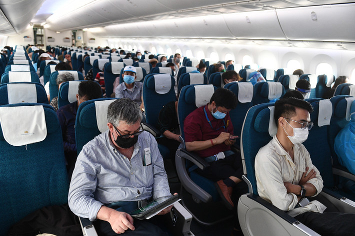 Chuyến bay VN216 chiều 15/10 nhìn thoáng qua tưởng vắng nhưng thực chất đã hết chỗ. Hành khách ngồi cách nhau một ghế trống để đảm bảo phòng dịch COVID-19.