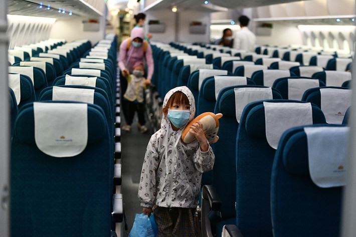  Chuyến bay từ TP HCM ra Hà Nội của Vietnam Airlines cất cánh lúc 14h40 chiều 15/10 xuất hiện một số trẻ nhỏ. Nhiều hành khách không khỏi thắc mắc bởi theo quy định của Bộ GTVT, các trường hợp được bay phải là người đã tiêm hai mũi vaccine phòng dịch COVID-19. Zing liên hệ với đại diện hãng và nhận được thông tin đây là các bé F0 đã khỏi bệnh.