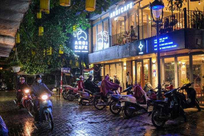 Trong ngày đầu tiên Hà Nội cho phép phục vụ tại chỗ trở lại, dù thời tiết mưa gió, nhiều bạn trẻ vẫn tranh thủ tụ tập, gặp gỡ bạn bè, người yêu tại các quán cà phê mở xuyên đêm trên phố Tống Duy Tân.