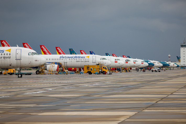 Cùng với nhiều tàu của Vietjet, Vietnam Airlines và Bamboo, ba máy bay A321 của Vietravel Airlines nằm bất động tại đây kể từ tháng 7.