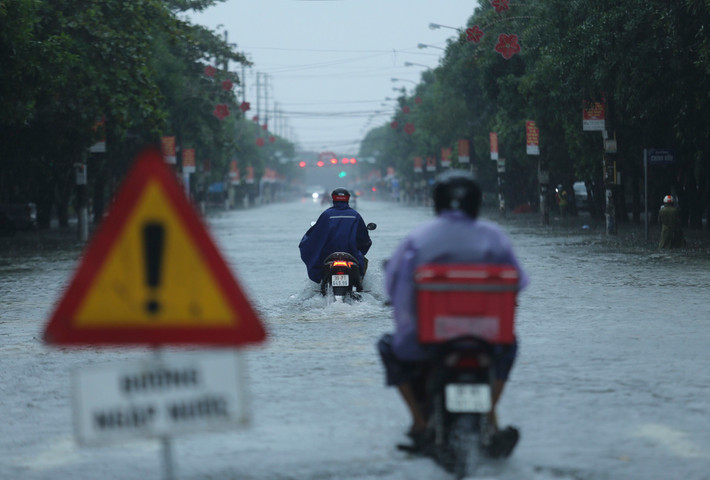 Ngành chức năng Hà Tĩnh đã đặt biển cảnh báo vị trí ngập, song nhiều phương tiện vẫn cố băng qua.