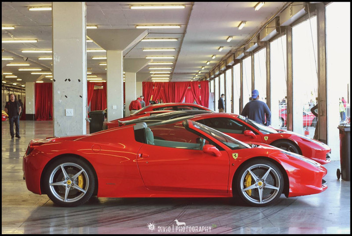 Ferrari mui trần thời thượng tại ngày hội.