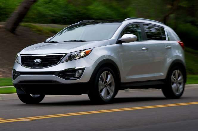 Kia Sportage 2015 được thiết kế dựa trên phiên bản được ra mắt vào năm 2010. So với phiên bản 2014, Sportage 2015 được cải tiến đáng kể về động cơ, khả năng điều khiển và các tiện ích trên xe. Nhưng chưa thể khẳng định là những thay đổi này có giúp Kia Sportage 2015 hấp dẫn hơn so với phiên bản trước hay không.