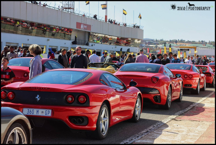 Dàn xe màu đỏ đặc trưng của Ferrari.