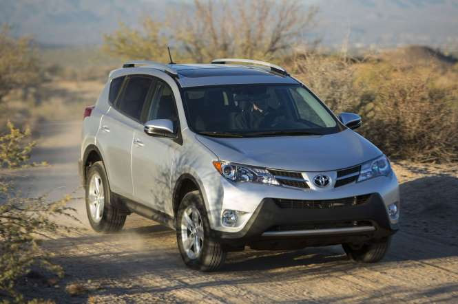 Toyota RAV4 2014 sử dụng duy nhất một động cơ 4 xi-lanh dung tích 2.5L cùng hộp số tự động 6 cấp độ. Thiết kế nội thất và màu sắc của mẫu xe này cũng được khách hàng và các chuyên gia xe hơi đánh giá cao.