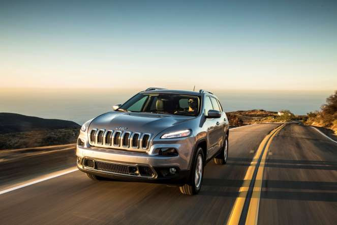 Hãng Jeep cũng bắt đầu quan tâm nhiều hơn tới dòng xe crossover cỡ nhỏ với mẫu xe Cherokee Limited 2015. Động cơ mới V6 dung tích 3.2L của mẫu xe này gây ấn tượng với những khách hàng không thích động cơ 4 xi-lanh dung tích 2.4L.