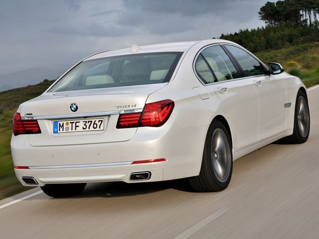 BMW 7 Series: Mặc dù được thiết kế tiện nghi và sử dụng nhiều công nghệ mới nhưng hệ thống lái của BMW 7 Series thiếu độ linh hoạt và trục dài. Nhưng đây cũng là một trong những mẫu xe thích hợp với người hạn chế về chiều cao.