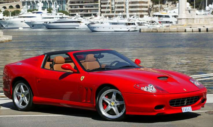 Ferrari 575M Superamerica (2005): Mẫu xe này được thêm một tính năng rất đặc biệt đó là nóc bằng kính kiểu Targa có thể tự động đóng mở. Động cơ V12 với công suất 540 mã lực mạnh mẽ khiến Superamerica rất được ưu chuộng vào thời điểm ra mắt.