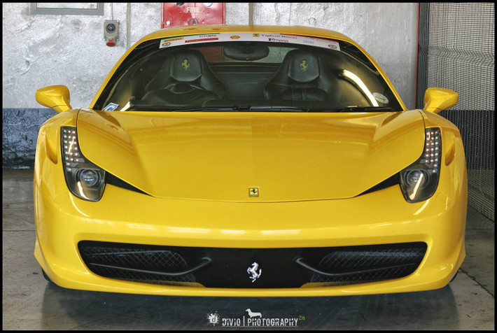 Một chiếc Ferrari vàng chóe.