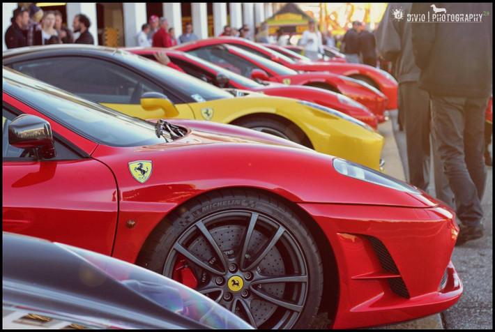 Dàn Ferrari rực rỡ với 2 tông màu đỏ và vàng lung linh dưới nắng.