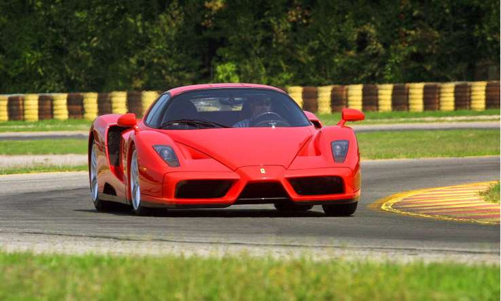Ferrari Enzo (2002): Được thiết kế trông giống như một chiếc xe đua F1, Enzo sử dụng động cơ dung tích 6.0 lít với công suất 660 mã lực cùng bộ khung Pininfarina làm từ sợi carbon. Cho đến ngày nay, mẫu xe này vẫn sở hữu một số tính năng vượt xa các mẫu xe mới nhất.