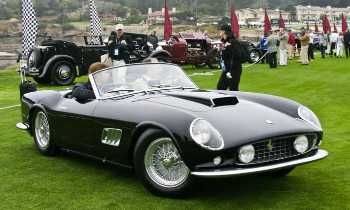 Ferrari 250 Spyder California (1957): Với thiết kế đơn giản, 250 Spyder California không gây ấn tượng nhiều về ngoại hình nhưng nó khiến các fan mê mẩn bằng tiếng nổ của động cơ V12 dung tích 3.0 lít.