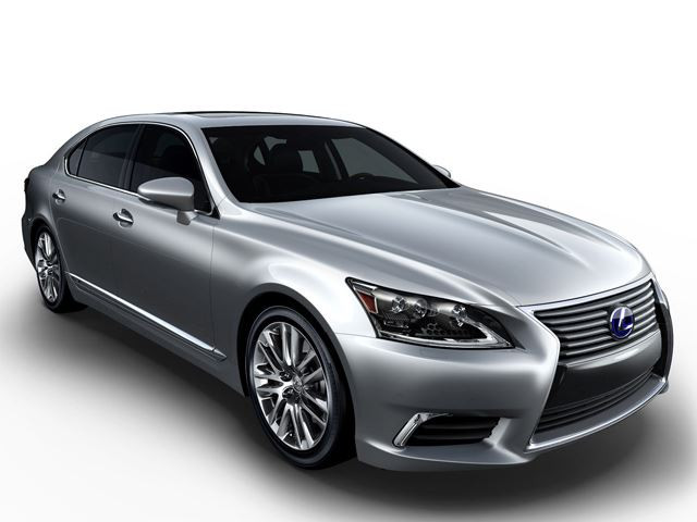 Lexus LS: Mẫu sedan hàng đầu của Lexus được thiết kế với phong cách sang trọng, động cơ êm ái và hệ thống lái thuận tiện. Xe cũng được trang bị hệ thống dẫn động 4 bánh và hệ thống đỗ xe tự động tiện lợi.